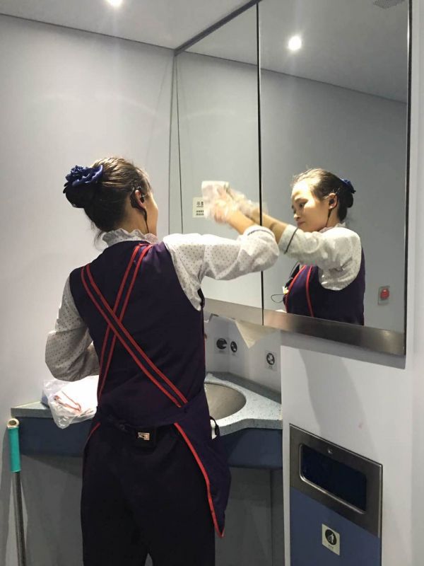 艾麥-廁所作業(yè)（擦抹廁所玻璃）